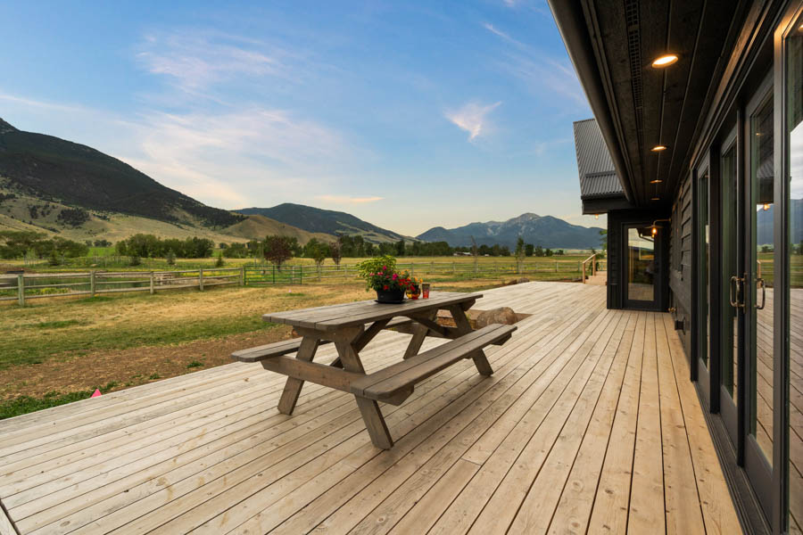 Lodge at Elbow Creek Yellowstone River Rental Home outside