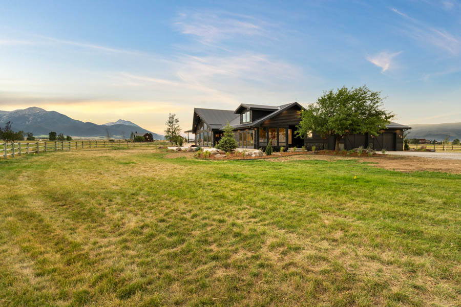 Lodge at Elbow Creek Yellowstone River Rental Home outside