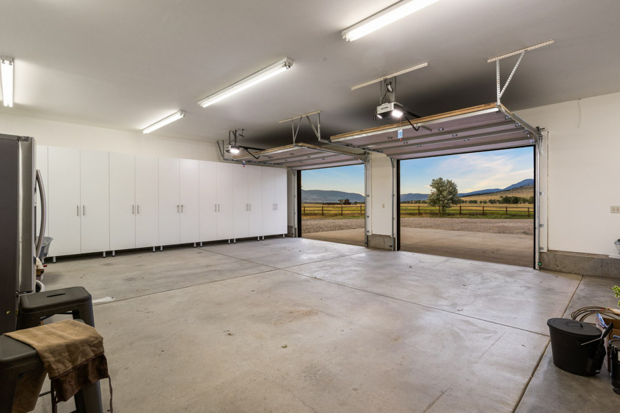 Lodge at Elbow Creek Yellowstone River Rental Home garage