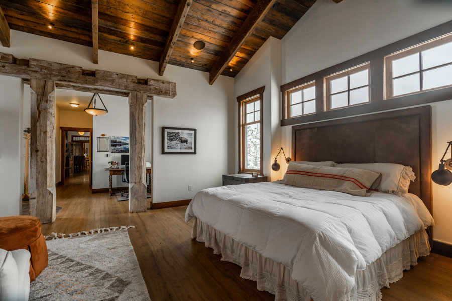 New Moon Lodge Vacation Rental Home in Paradise Valley Montana bed