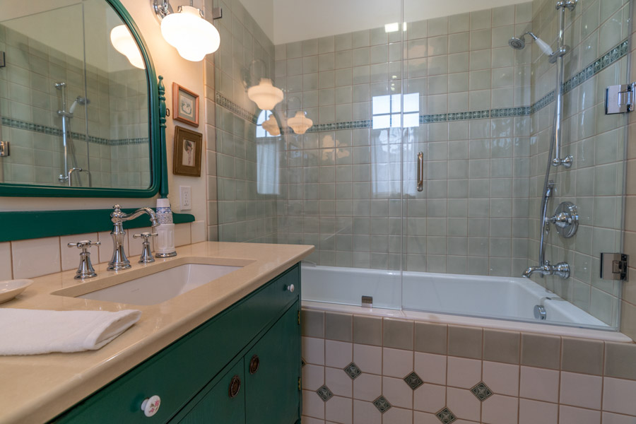 Yellowstone River Vacation Rental Home New Moon Lodge bath