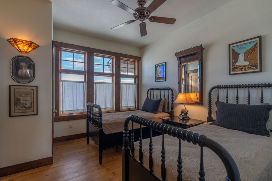 Yellowstone River Vacation Rental Home New Moon Lodge beds