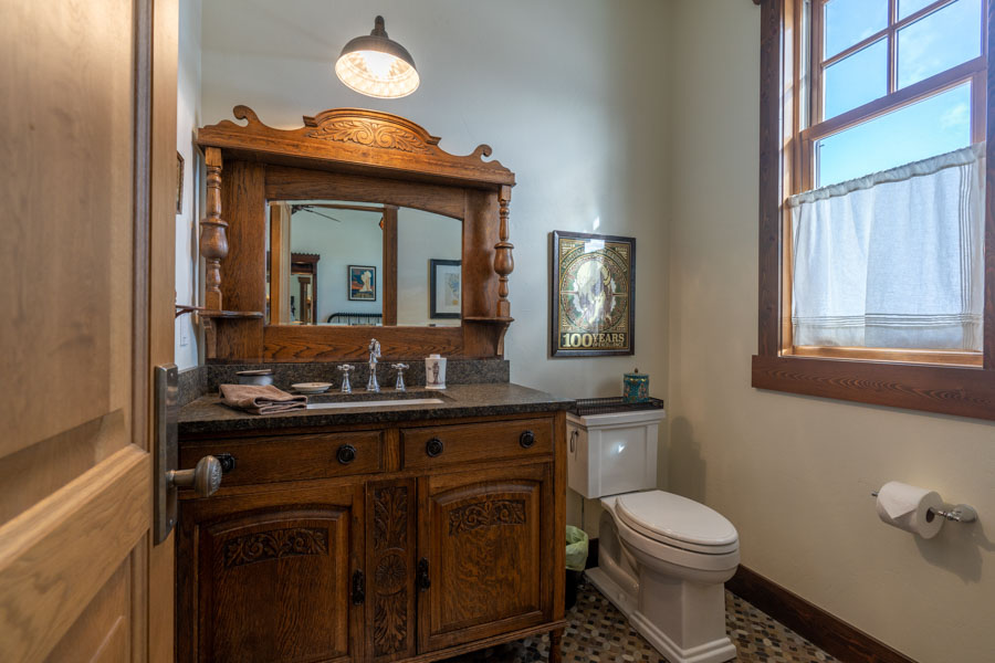 Yellowstone River Vacation Rental Home New Moon Lodge bath