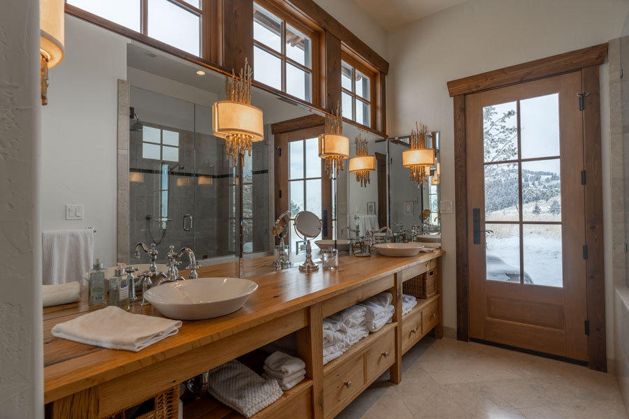 New Moon Lodge Vacation Rental Home in Paradise Valley Montana bath