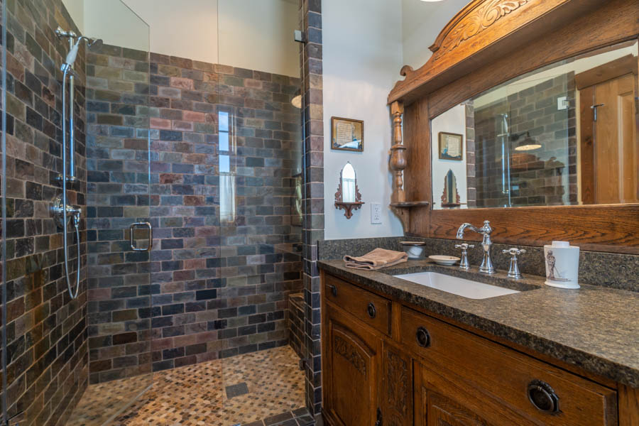 Yellowstone River Vacation Rental Home New Moon Lodge bath