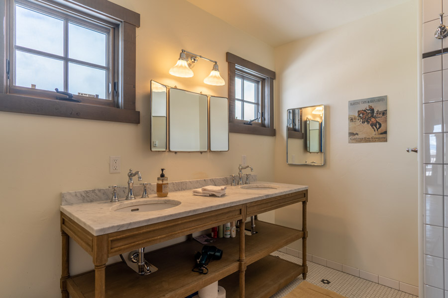 Livingston Montana Vacation Rental Home New Moon Lodge bathorom