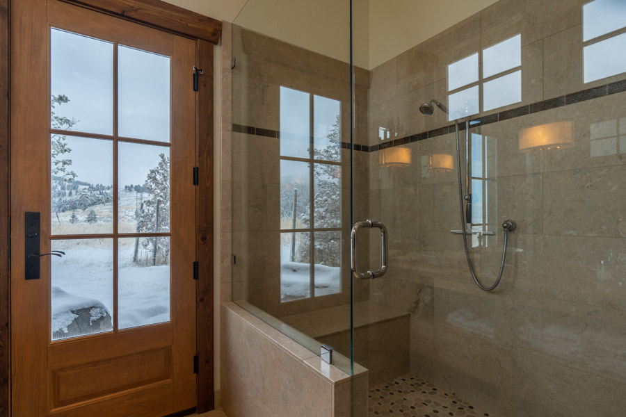 New Moon Lodge Vacation Rental Home in Paradise Valley Montana bath