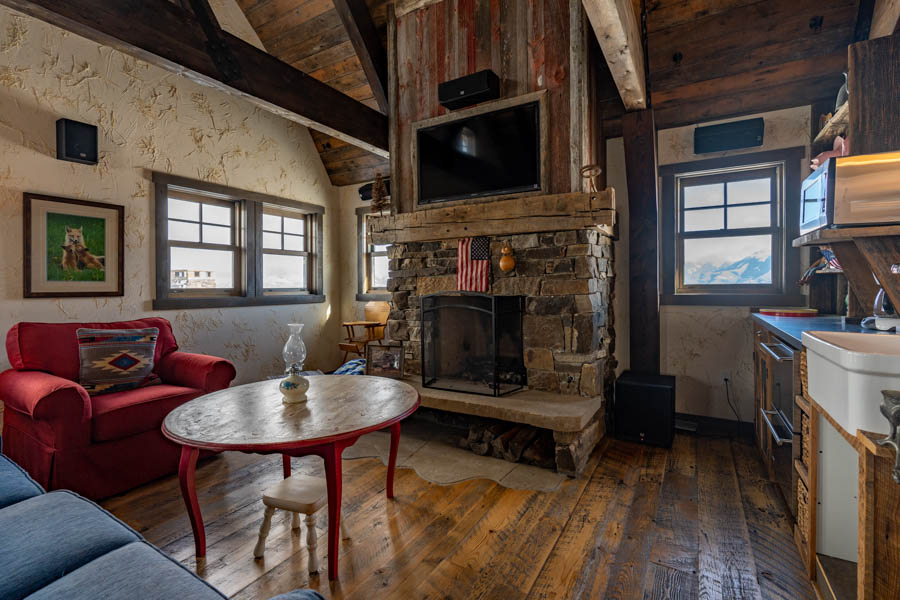 Livingston Montana Vacation Rental Home New Moon Lodge lounge