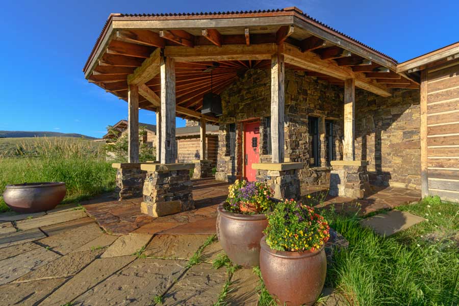 Paradise Valley Montana Vacation Rental Home New Moon Lodge outside