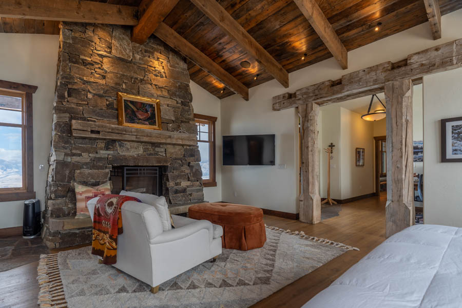 New Moon Lodge Vacation Rental Home in Paradise Valley Montana interior