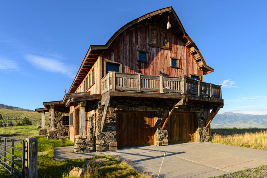 Paradise Valley Montana Vacation Rental Home New Moon Lodge outside