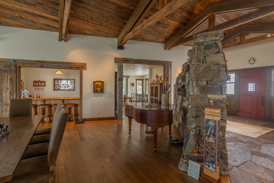 New Moon Lodge Vacation Rental Home in Paradise Valley Montana interior