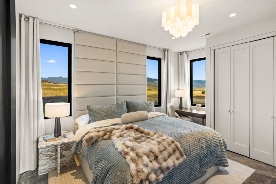 Paradise Retreat at Chico Vacation Rental Home bed