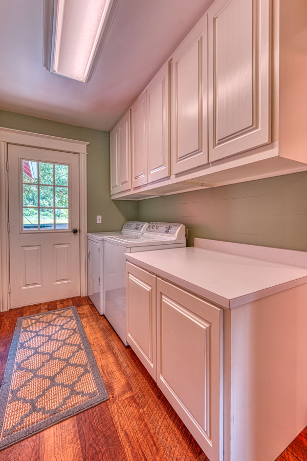 Paradise Valley MT Rental Home Red House Homestead laundry