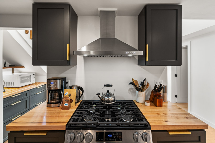 Yellowstone River Rental Home stove