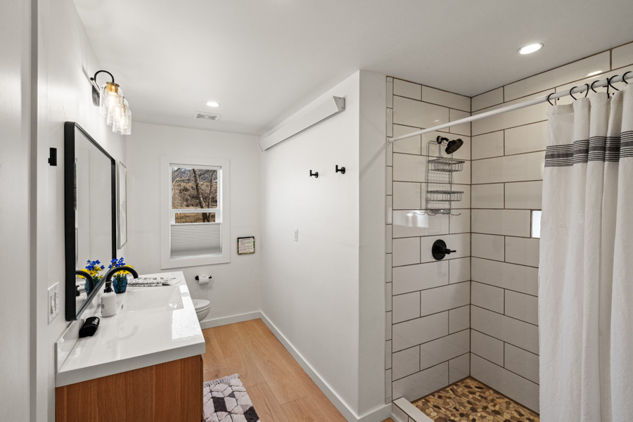 Yellowstone River Rental Home bathroom