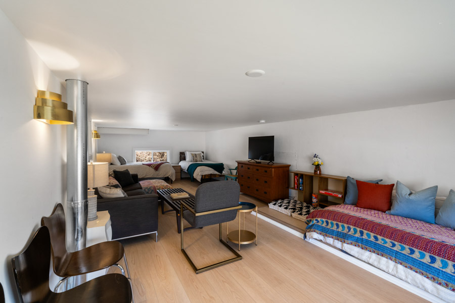 Yellowstone River Rental Home lounge