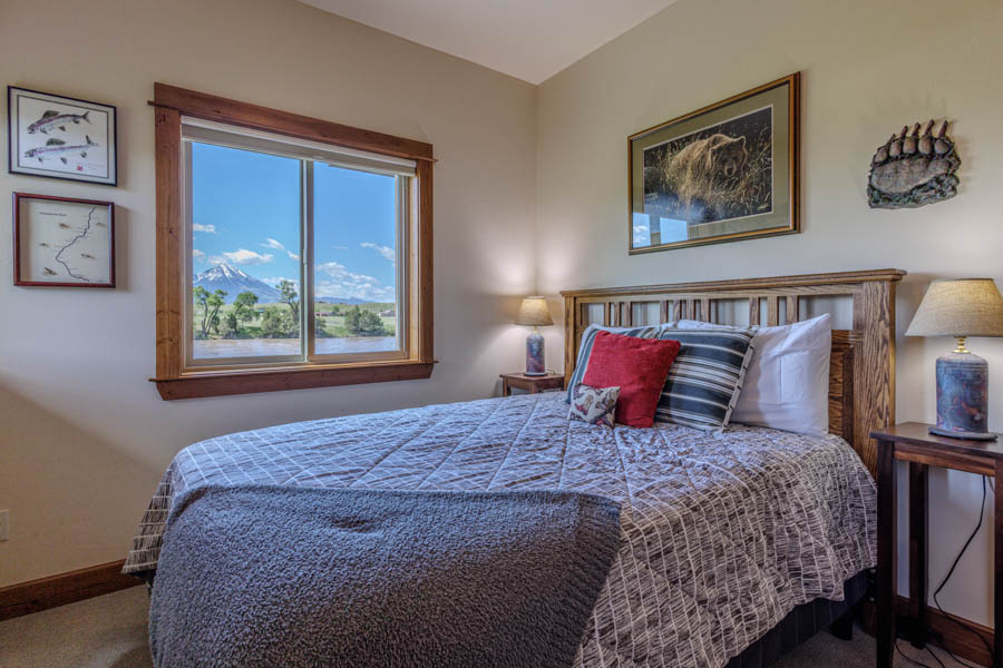 Waterfront Vacation Rental Home in Paradise Valley River Run bed