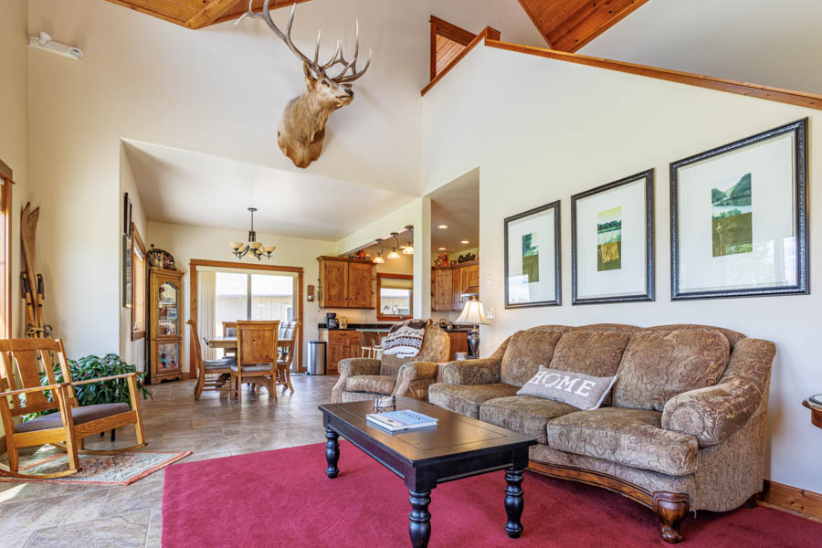 Waterfront Vacation Rental Home in Paradise Valley River Run living room