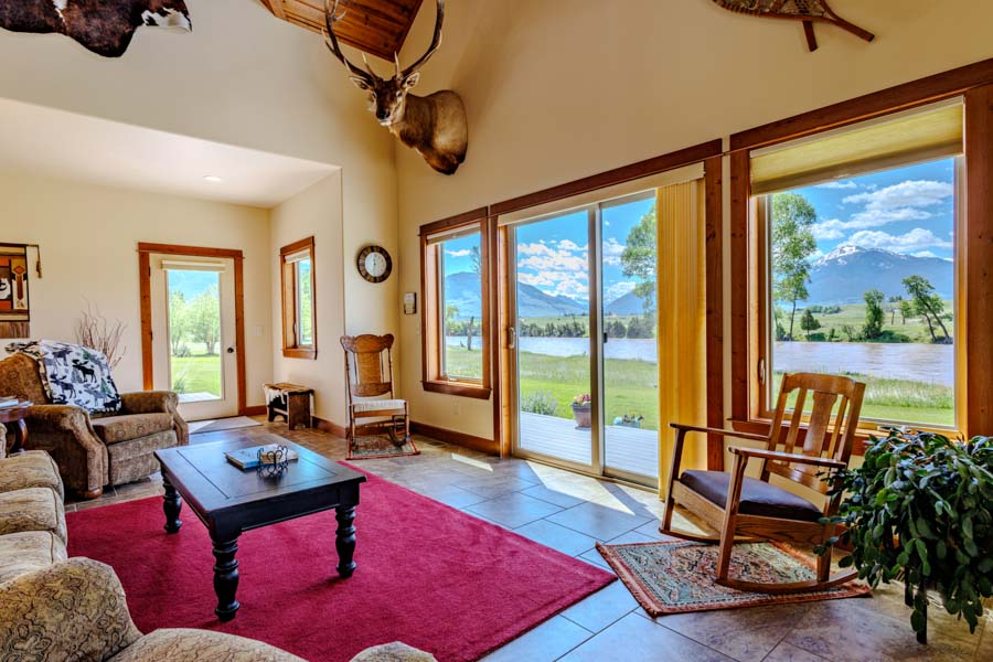 Waterfront Vacation Rental Home in Paradise Valley River Run living room