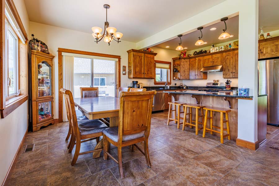 Waterfront Vacation Rental Home in Livingston River Run table