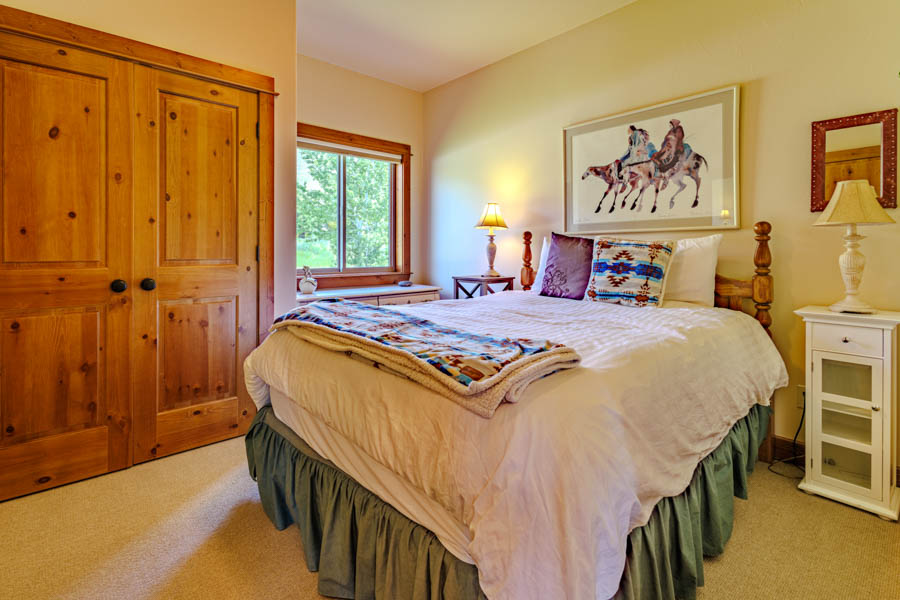 Waterfront Vacation Rental Home in Livingston River Run bed