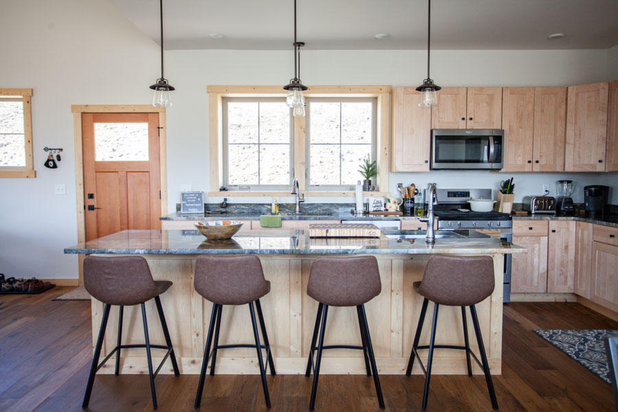 Yellowstone River Valley Vacation Home Sapphire Solace bar