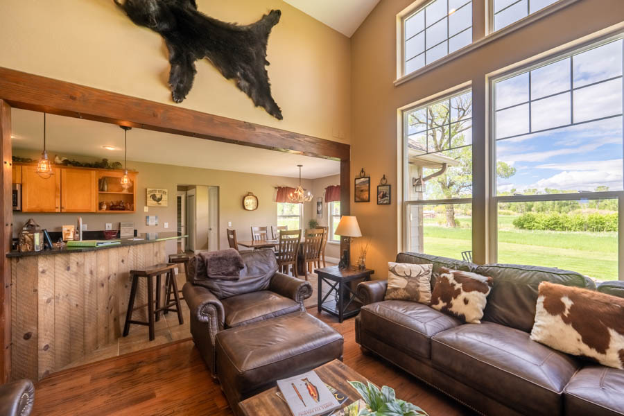 Vacation Rental Home near Livingston Trout House living room