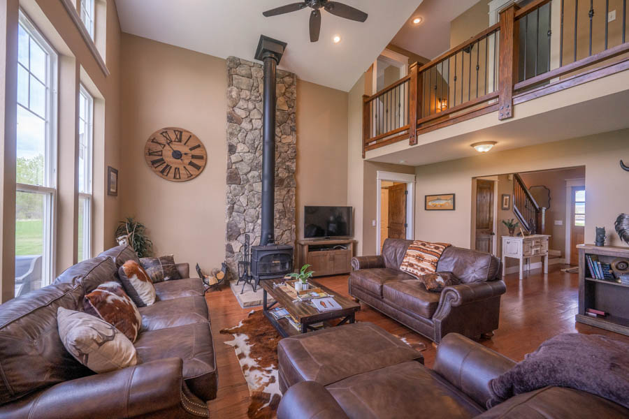 Vacation Rental Home near Livingston Trout House living room