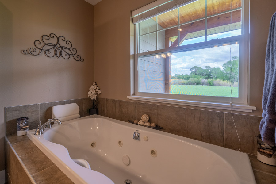 Trout House Livingston Vacation home bath