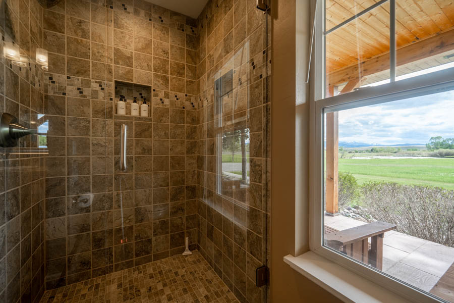 Trout House Livingston Vacation home shower