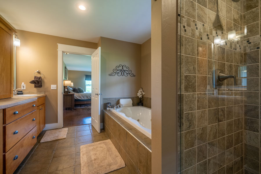 Trout House Livingston Vacation home bathroom