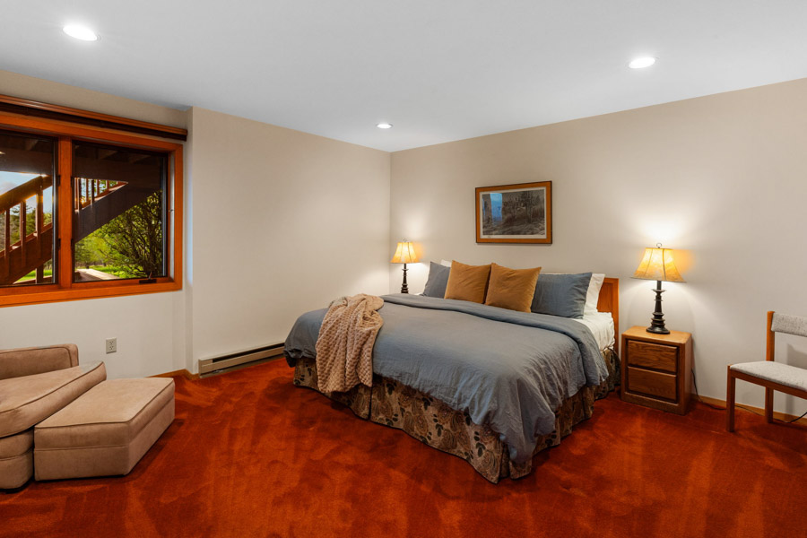 Yellowstone River Vacation Rental Home bed