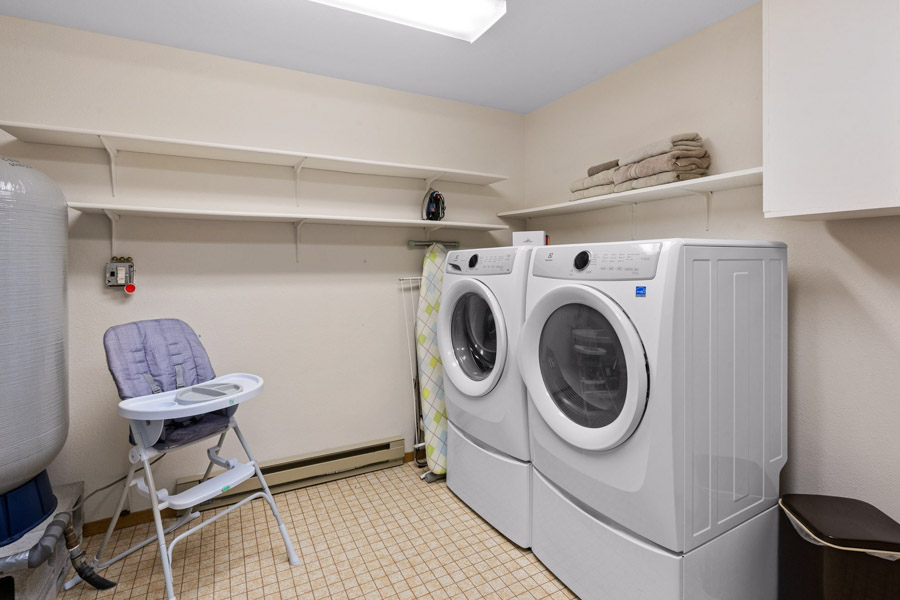 Yellowstone River Vacation Rental Home laundry