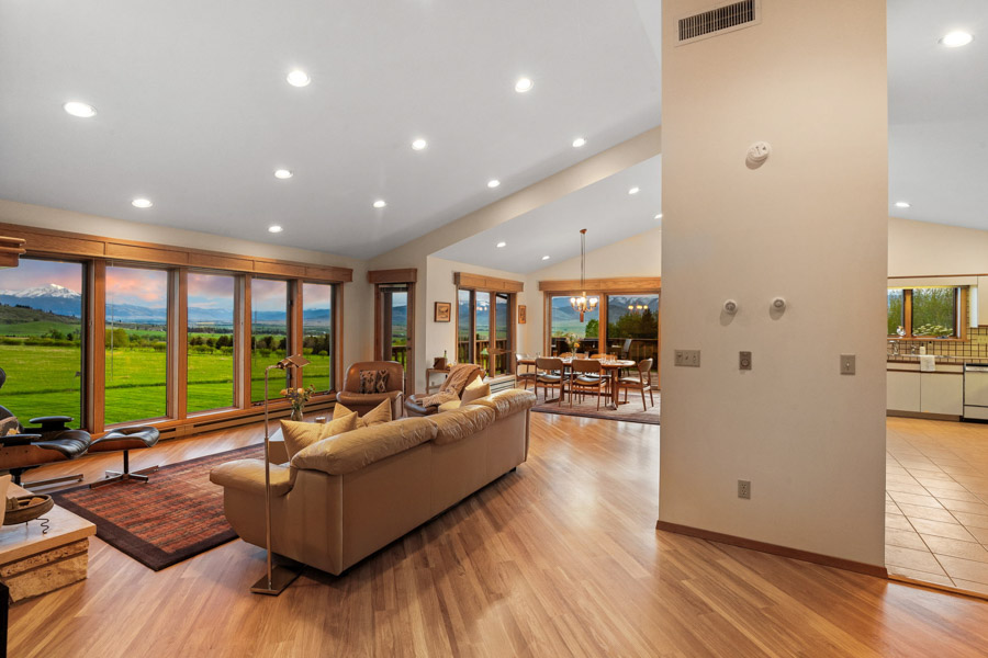Yellowstone River Vacation Rental Home living room
