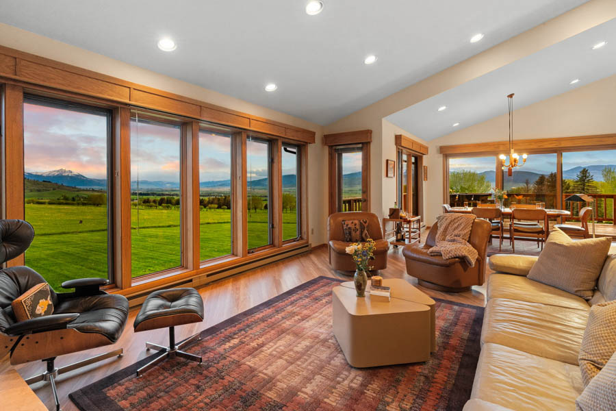 Yellowstone River Vacation Rental Home living room