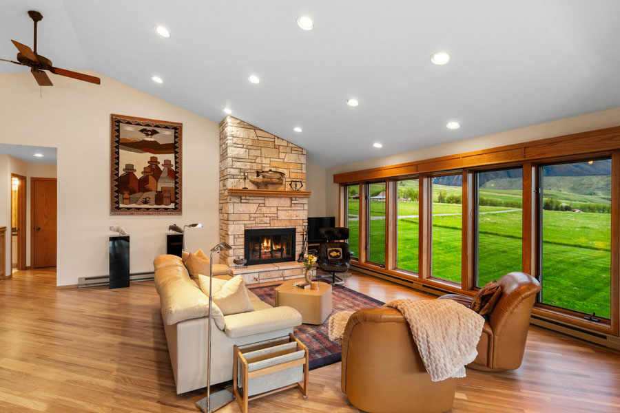 Yellowstone River Vacation Rental Home Valley View Lodge living room