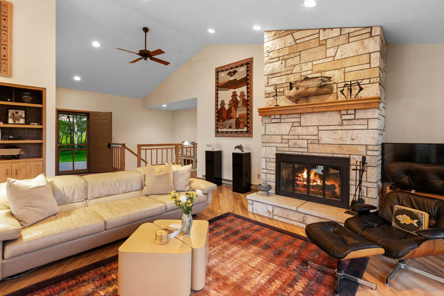 Yellowstone River Vacation Rental Home Valley View Lodge living room