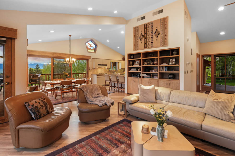 Yellowstone River Vacation Rental Home Valley View Lodge living room