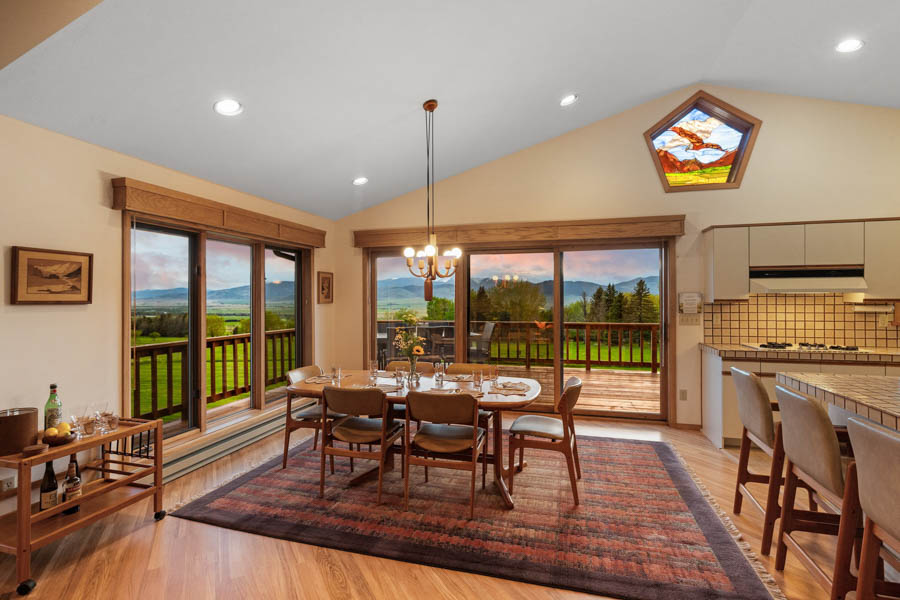 Yellowstone River Vacation Rental Home Valley View Lodge living room