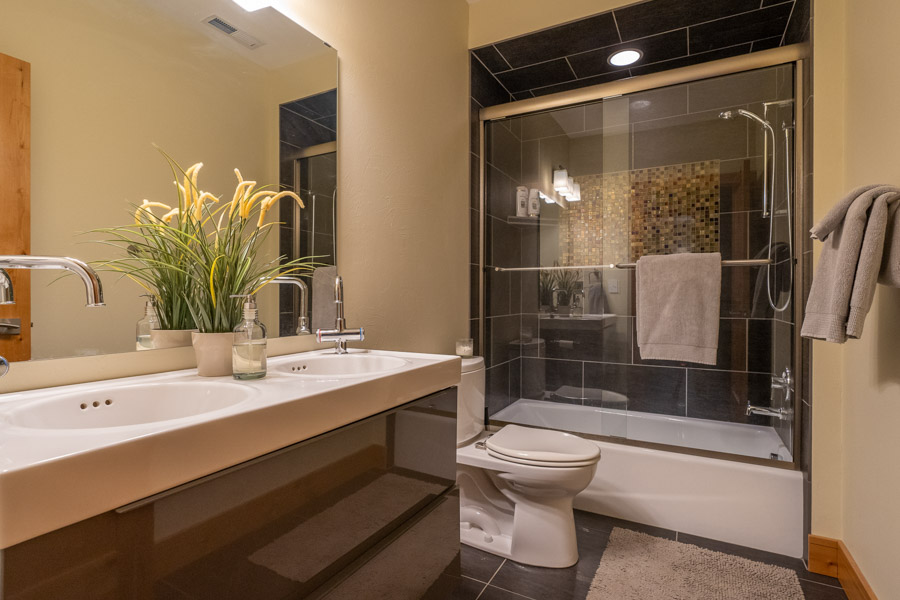 Yellowstone River Rental home bathroom