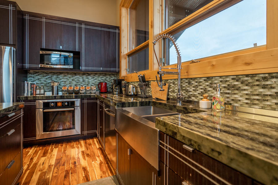 Yellowstone River Rental home kitchen