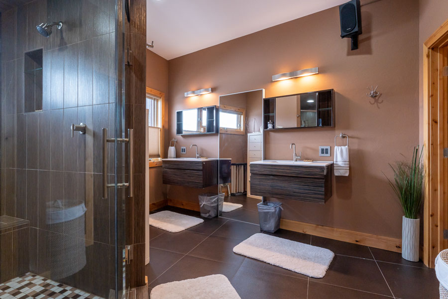 Yellowstone River rental home bathroom