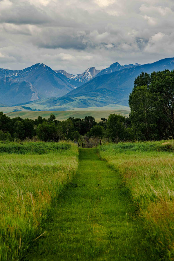 Yellowstone Crest Lodge vacation home on the Yellowstone River