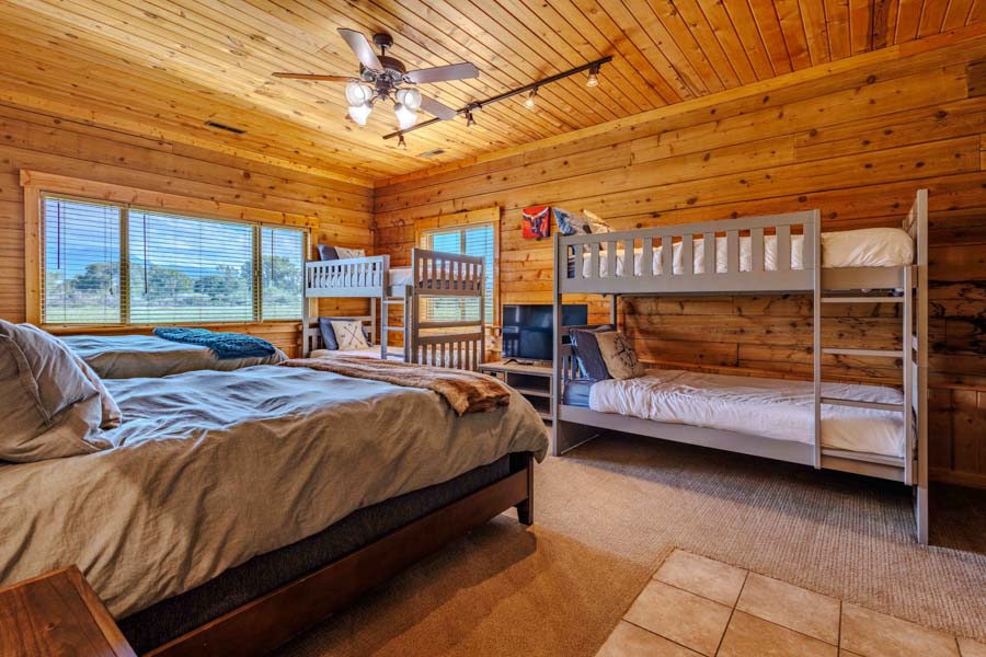 Yellowstone Crest Lodge Livingston Vacation Rental room
