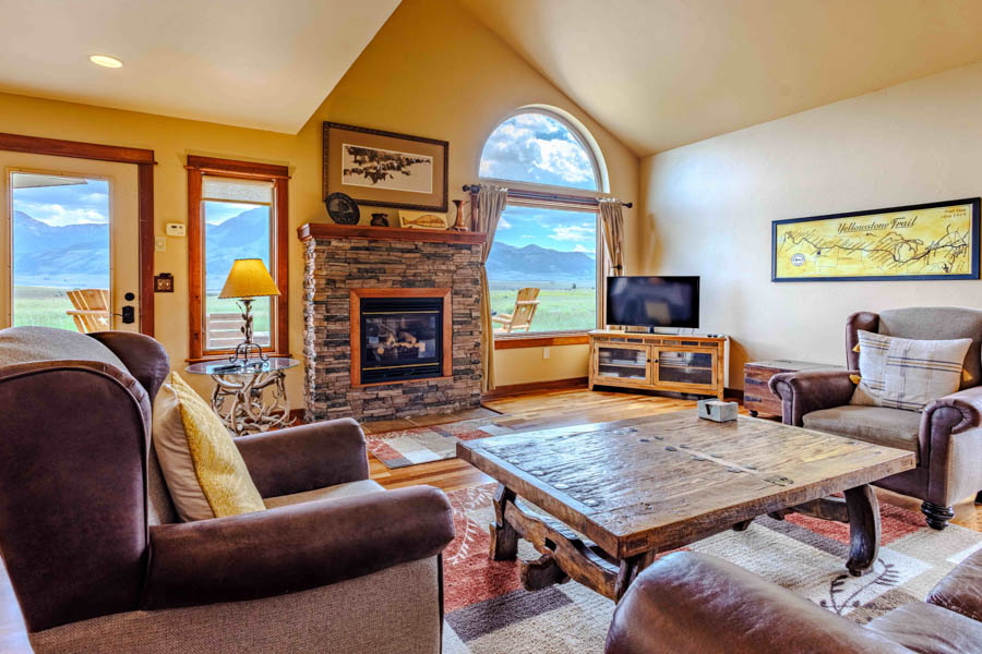 Yellowstone River Rental Home Yellowstone Trail living room