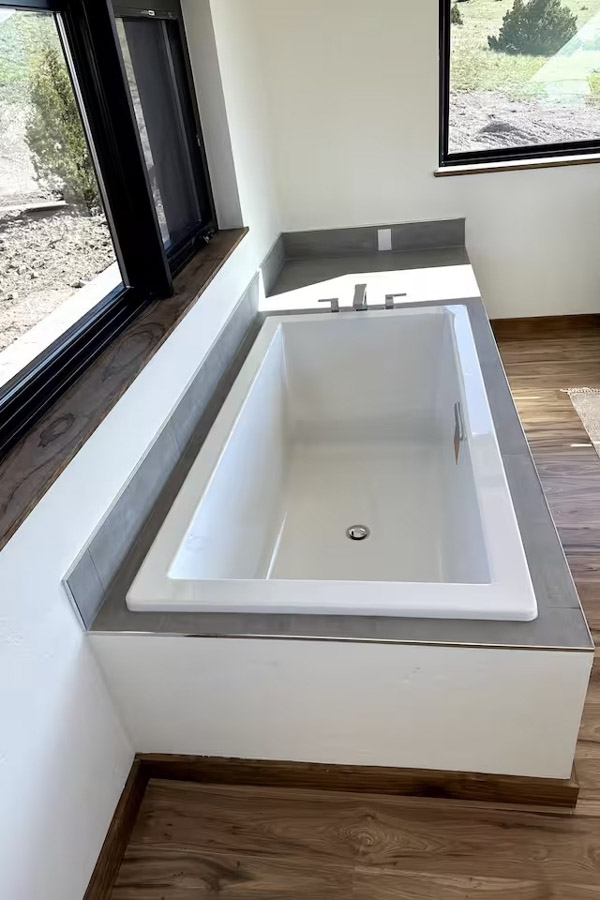 Eriks Ranch Elsa's House tub