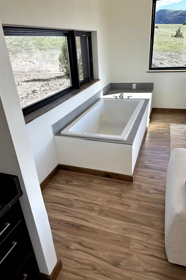 Erik's Ranch &amp; Retreat Meredith's House tub